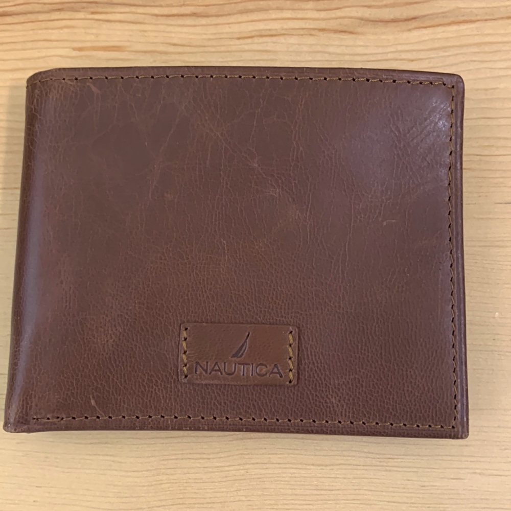 Like New!! Men’s Nautica trifold Leather wallet